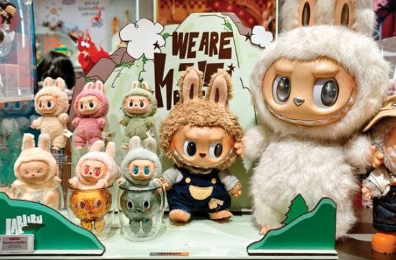 중국 완구업체 팝마트 매장에 전시된 다양한 ‘라부부’ 인형들. GETTYIMAGES&nbsp;