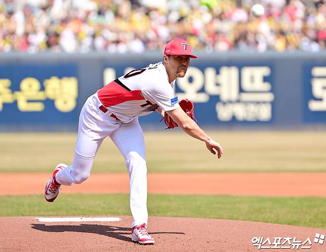 22일 오후 광주기아챔피언스필드에서 열린 '2025 신한 SOL Bank KBO리그' NC 다이노스와 KIA 타이거즈의 개막전 경기, 1회초 KIA 선발투수 네일이 공을 힘차게 던지고 있다. 엑스포츠뉴스 DB