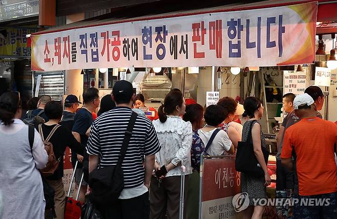 붐비는 정육점 지난달 27일 서울 동대문구 청량리종합시장 한 정육점이 고객들로 붐비고 있다.[연합뉴스 자료사진]