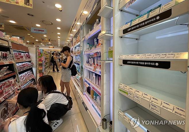 불티나게 팔린 민생쿠폰 지원 올리브영 가맹점 '민생회복 소비쿠폰' 사용 가능 매장인 서울 시내 한 올리브영 가맹점 진열대가 텅 비어 있다. [연합뉴스 자료사진]