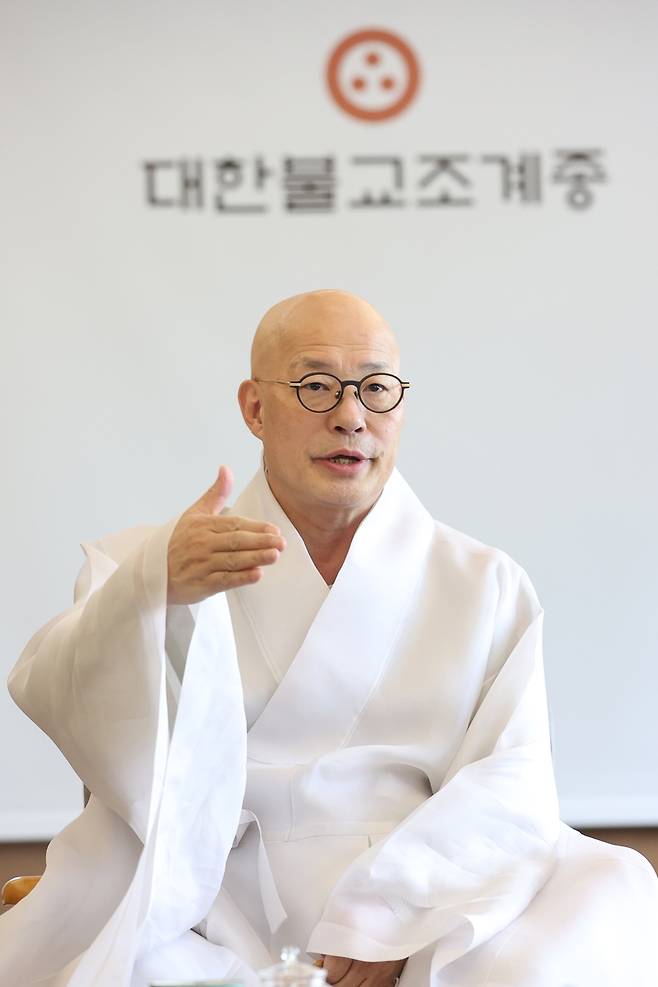 인터뷰하는 조계종 총무원장 진우스님 (서울=연합뉴스) 강민지 기자 = 대한불교조계종 총무원장 진우스님이 20일 서울 종로구 소재 조계사에서 연합뉴스와 인터뷰를 하고 있다. 2025. 8. 24 
    mjkang@yna.co.kr