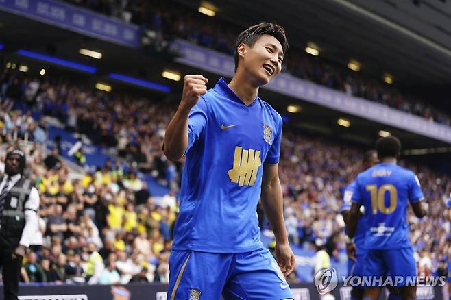 골 세리머니를 펼치는 버밍엄 시티의 백승호 (Jacob King/PA via AP=연합뉴스)