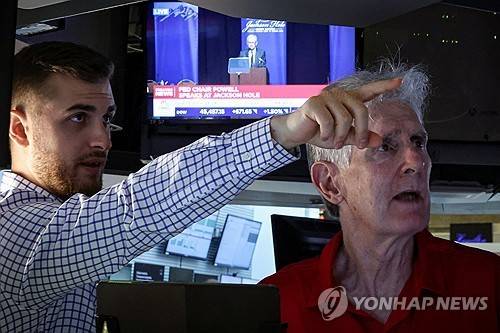 22일(현지시간) 미국 뉴욕증권거래소에서 파월 연준 의장 발언을 지켜보는 트레이더 [로이터=연합뉴스. 재판매 및 DB 금지]