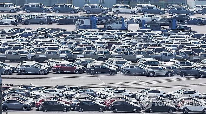 자동차 관세는 당분간 25% (평택=연합뉴스) 홍기원 기자 = 도널드 트럼프 미국 대통령이 한국을 상대로 부과한 상호관세 15%가 본격적으로 시행된 7일 경기도 평택항에 수출용 자동차가 세워져 있다.
    한국의 양대 수출품인 자동차의 경우 한미 협상을 통해 현행 25%에서 15%로 품목별 관세를 낮추기로 했다.
    다만 자동차 관세 인하는 트럼프 대통령이 별도의 행정명령을 발표해야 해 당분간 현행 25% 관세가 계속 부과된다.
    현행 50%의 철강·알루미늄 품목 관세도 상호관세와 별개로 유지된다. 2025.8.7 xanadu@yna.co.kr