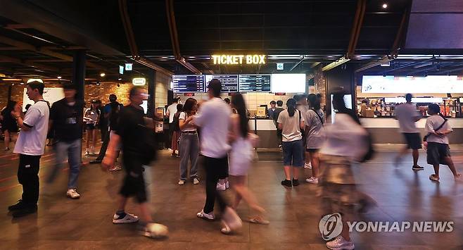 영화관 할인쿠폰 배포 직후 붐비는 영화관 2025.7.27 [연합뉴스 자료사진]