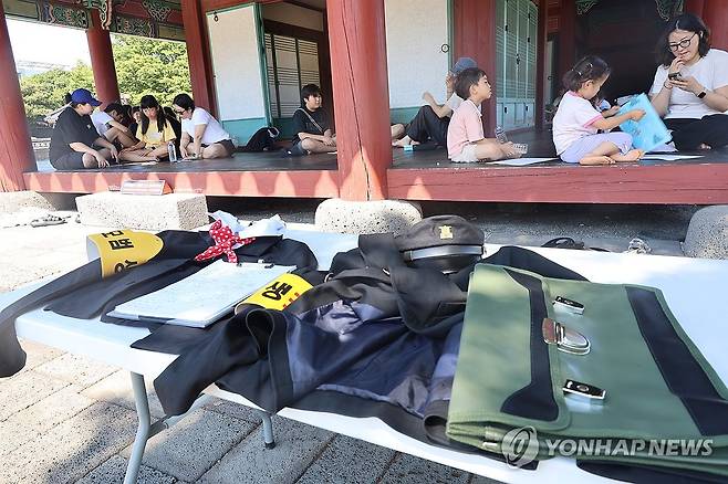 '폭싹 속았수다'처럼 제주목관아서 백일장 (제주=연합뉴스) 지난 6월 28일 제주목관아에서 '2025 제주 국가유산 방문의 해' 시즌 2 기획행사로 '한라춘사제 백일장 어린이 사생대회'가 열려 어린이들이 글을 쓰거나 그림을 그리고 있다. 이번 행사는 넷플릭스 오리지널 시리즈 '폭싹 속았수다' 주인공들이 백일장에 참가하는 장면의 배경이 된 제주목 관아에서 진행돼 드라마 속 1967년 한라춘사제를 재현했다. [연합뉴스 자료사진]