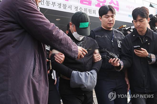 부모·처자식 일가족 5명 살해한 50대 구속송치 (용인=연합뉴스) 홍기원 기자 = 부모와 처자식 등 일가족 5명을 살해한 50대 가장 A씨가 24일 경기도 용인동부경찰서 유치장에서 검찰로 송치되고 있다. 
    경기 용인서부경찰서는 살인 및 존속살해 혐의로 구속한 A씨를 24일 오전 수원지검에 송치했다. 2025.4.24 xanadu@yna.co.kr