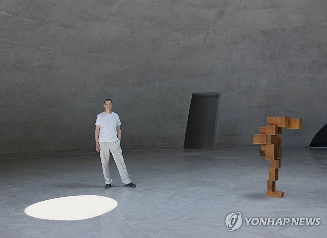 '현대 조각 거장' 안토니 곰리 (서울=연합뉴스) 영국 출신 현대 조각 거장 안토니 곰리(Antony Gormley)가 19일 자신의 개인전 '드로잉 온 스페이스(DRAWING ON SPACE)'가 열린 강원도 원주시 뮤지엄 산에서 작품과 함께 기념촬영하고 있다.
[매그 제공. 재판매 및 DB 금지]