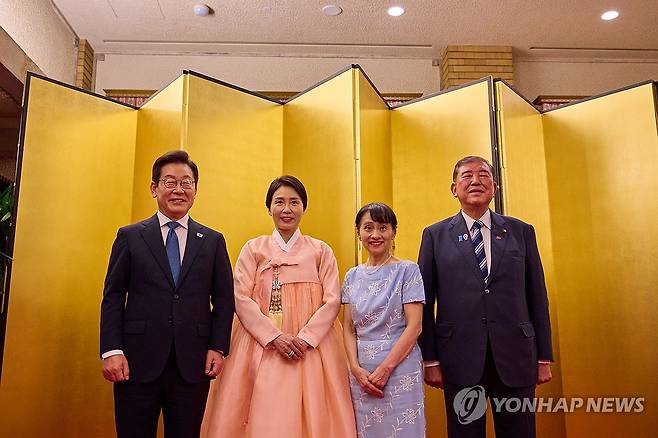이재명 대통령 부부, 이시바 일본 총리 부부와 기념촬영 (도쿄=연합뉴스) 홍해인 기자 = 1박2일 일정으로 일본을 방문한 이재명 대통령과 김혜경 여사가 23일 일본 도쿄 총리 관저에서  이시바 시게루 일본 총리, 부인 이시바 요시코 여사와 양국 정상 부부 친교 행사를 하며 기념촬영을 하고 있다. 2025.8.24 [공동취재] hihong@yna.co.kr