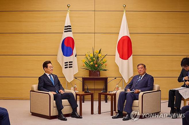 소인수회담 갖는 한일 정상 (도쿄=연합뉴스) 홍해인 기자 = 1박2일 일정으로 일본을 방문한 이재명 대통령이 23일 일본 도쿄 총리 관저에서 이시바 시게루 일본 총리와 한일 정상 소인수회담을 하고 있다. 2025.8.24 [공동취재] hihong@yna.co.kr
