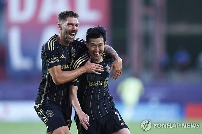 동료와 득점을 기뻐하는 손흥민 [Getty Images via AFP=연합뉴스]