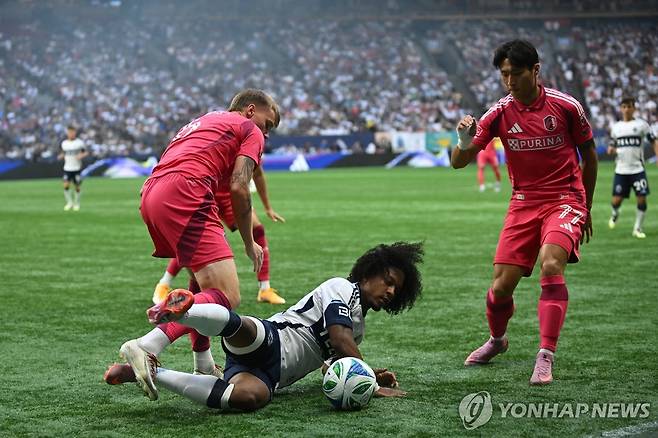 볼을 다투는 정상빈(맨오른쪽) [Anne-Marie Sorvin-Imagn Images=연합뉴스]