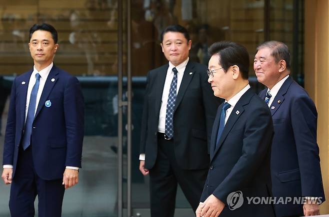 공동 언론 발표 입장하는 한일 정상 (도쿄=연합뉴스) 홍해인 기자 = 이재명 대통령과 이시바 시게루 일본 총리가 23일 일본 도쿄 총리 관저에서 한일 정상 공동 언론 발표를 위해 입장하고 있다. 2025.8.23 hihong@yna.co.kr
