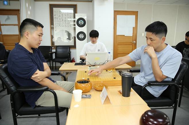 김지석(오른쪽) 9단이 권효진 7단을 꺾고 삼성화재배 본선에 올랐다. [한국기원 제공. 재판매 및 DB 금지]