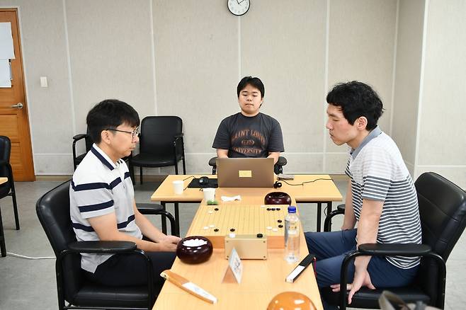 목진석(왼쪽) 9단이 시니어조 결승에서 이창호 9단에게 역전승했다. [한국기원 제공. 재판매 및 DB 금지]