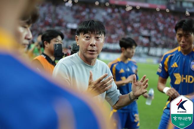 선수들에게 얘기하는 신태용 울산 감독 [한국프로축구연맹 제공. 재판매 및 DB 금지]