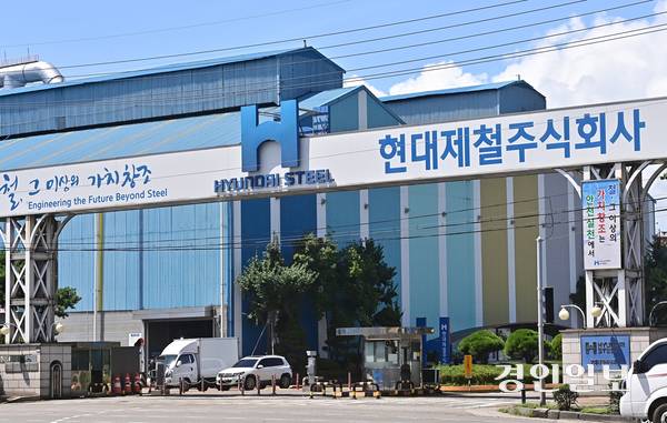 인천경제의 근간을 떠받치고 있는 주요 기업들이 한꺼번에 경영 위기에 놓여 우려의 목소리가 커지고 있다. 사진은 인천 동구에 위치한 현대제철 인천공장. 2025.8.22 /조재현기자 jhc@kyeongin.com