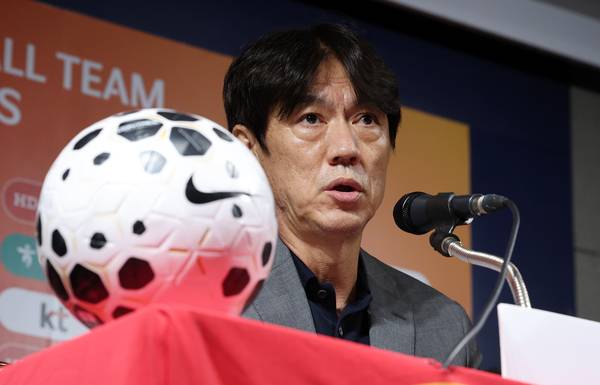 홍명보 축구 국가대표팀 감독이 25일 오후 서울 종로구 축구회관에서 9월 A매치 2연전에 나설 대표팀 명단을 발표하고 있다./연합뉴스