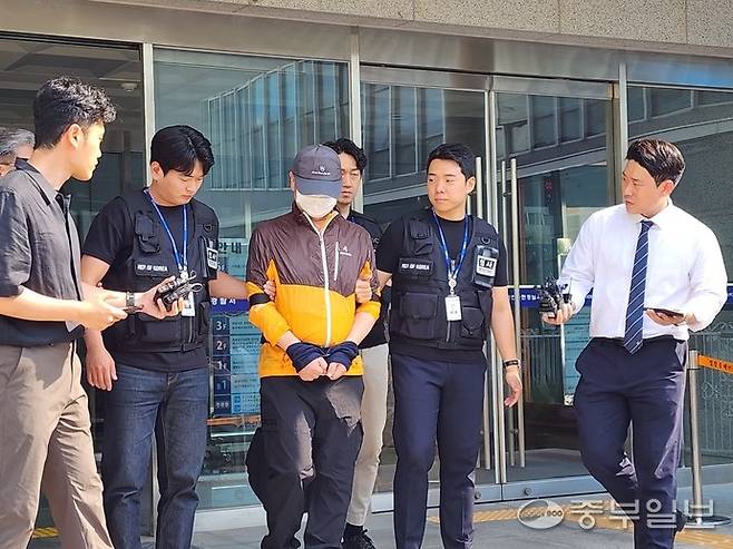 지난달 30일 인천 논현경찰서에서 송도 총격 사건의 피의자 A(62)씨가 수갑을 찬 상태로 걸어 나오고 있다. 사진=최기주 기자