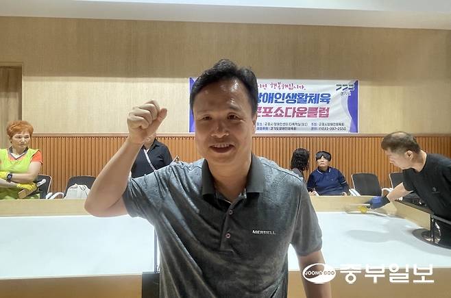 이진원 경기도시각장애인연합회 군포시지회장 겸 경기도 쇼다운 대표 선수가 25일 군포시장애인센터 다목적실에서 열린 훈련 중 파이팅을 외치고 있다. 손용현기자