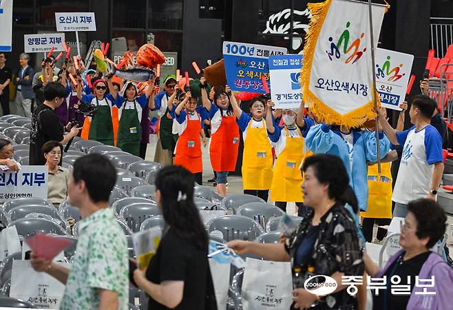 25일 오전 안산시 상록구 한양대 에리카캠퍼스에서 열린 제3회 경기도 상인의 날 행사에서 참가자들이 개성을 뽐내며 입장하고 있다. 임채운기자