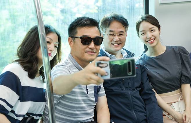 시민들과 함께 서해선에 탑승한 이동환 고양시장(오른쪽&nbsp; 두 번째). [사진=고양시]