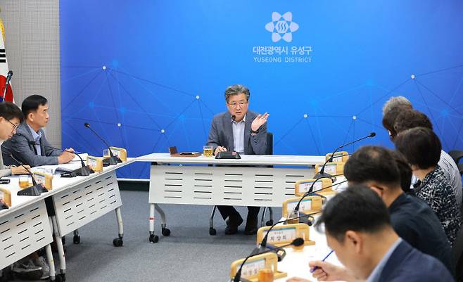 정용래 유성구청장이 25일 열린 주간간부회의를 주재하고 있다. (사진= 대전 유성구)