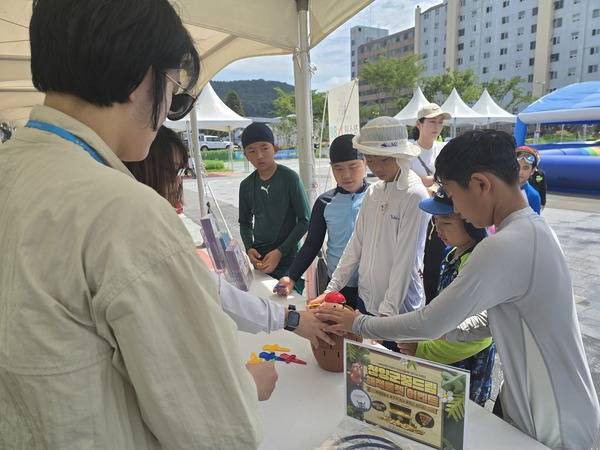 ▲ 청소년상담복지센터가 청소년 및 지역 주민 대상으로 홍보 활동을 진행했다. 청양군청소년재단 제공