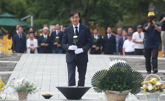 조국혁신당 조국 혁신정책연구원장이 25일 오전 경남 김해시 진영읍 봉하마을 노무현 전 대통령 묘역을 참배하고 있다. /사진=연합뉴스