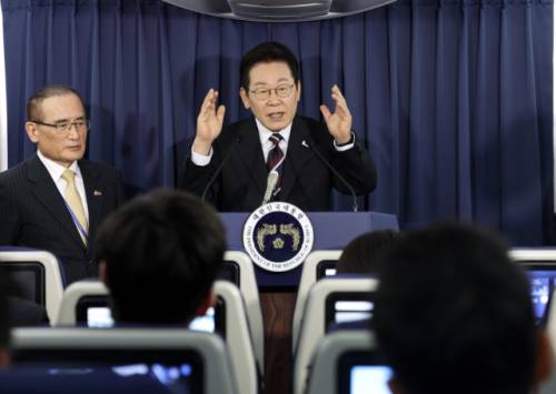 ◇이재명 대통령이 24일(현지시간) 일본 도쿄 하네다공항 이륙 뒤 한미 정상회담을 위해 미국 워싱턴DC로 향하는 공군 1호기 기내에서 기자간담회를 하고 있다. 사진=연합뉴스