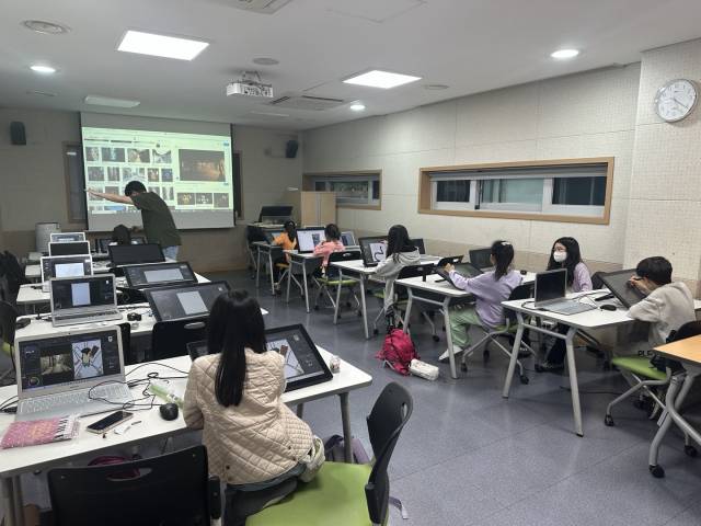 대현도서관 웹툰창작 프로그램 운영 모습. 행복북구문화재단