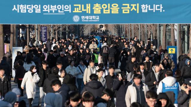8일 오후 서울 서대문구 연세대학교에서 2025학년도 수시모집 논술 2차 시험을 마친 수험생들이 고사장을 나서고 있다. 연합뉴스