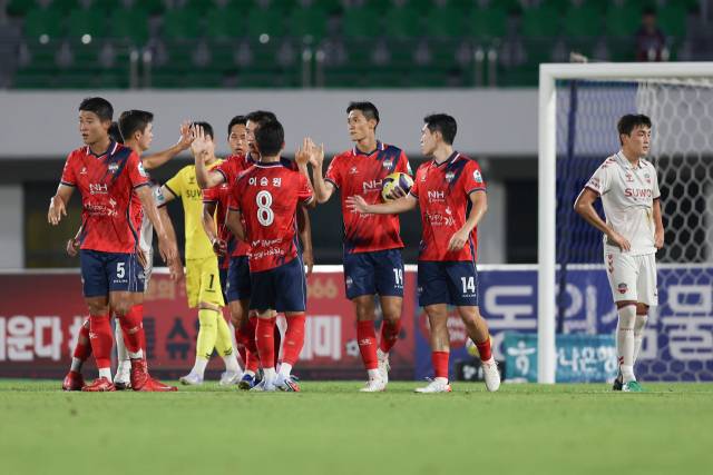 23일 수원FC를 꺾은 김천 선수들이 하이파이브를 하고 있다. 한국프로축구연맹 제공