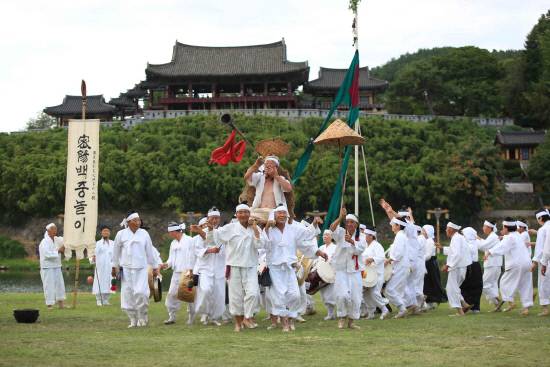 밀양시는 9월 6일 퇴로마을 일원에서 '2025 백중마을 축제'를 개최한다. 사진은 지난해 백중놀이 장면. 사진=밀양시