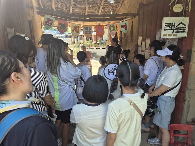 문경시 청소년문화의집이 23일 마련한 ‘영순 동네 한 바퀴’에 참여한 청소년들이 책숲서점을 구경하고 있다. /문경시 제공