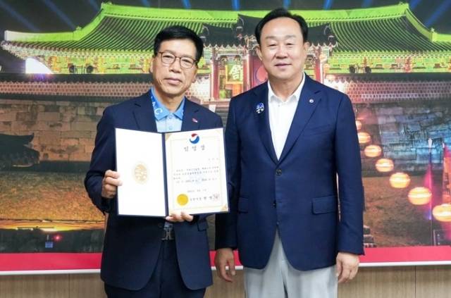 통영시 지방공기업인 통영관광개발공사 신임 사장에 강석수(왼쪽) 전 통영시의회 사무국장이 25일 임명됐다. 통영시 제공