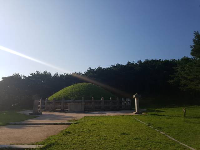 경주시 선도산자락의 김유신 장군묘.