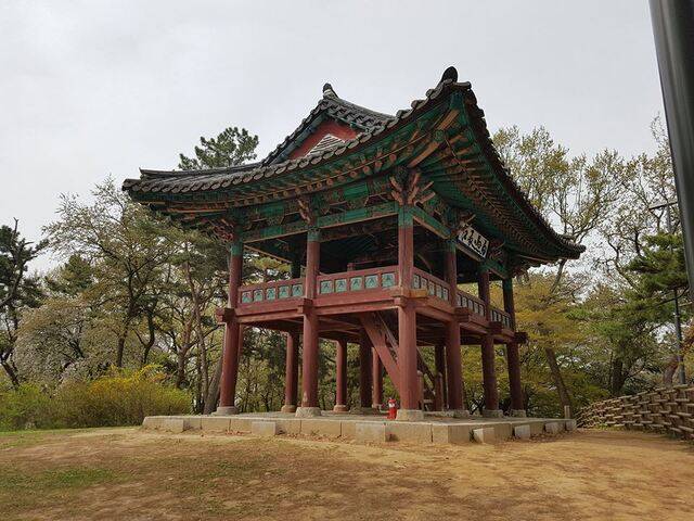 무열왕이 김유신 장군과 함께 당나라와 힘을 모아 백제를 멸망시키자 백제 삼천궁녀가 떨어지는 꽃잎처럼 백마강으로 떨어져내렸다는 정자 백화정