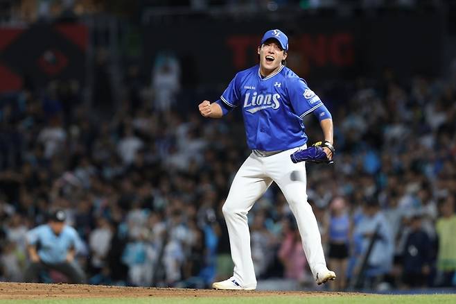 지난 20일 창원 NC파크에서 열린 '2025 신한 SOL 뱅크 KBO리그' 삼성 라이온즈와 NC 다이노스 경기에서 원태인이 호투 후 환호하고 있다. <삼성 라이온즈 제공>