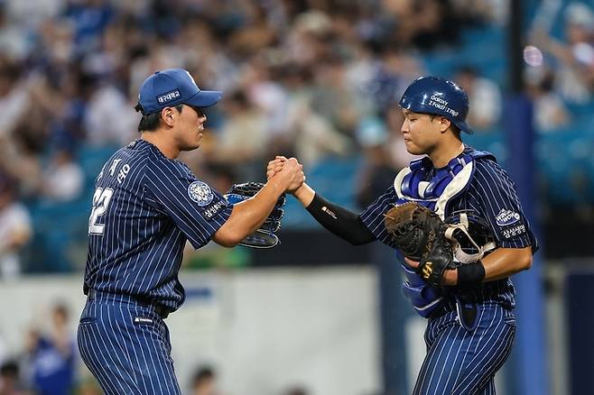 24일 오후 6시 대구 삼성라이온즈파크에서 열린 '2025 신한 SOL 뱅크 KBO리그' 삼성 라이온즈와 키움 히어로즈 경기 후 김재윤과 이병헌이 세레머니를 하고 있다. <삼성 라이온즈 제공>