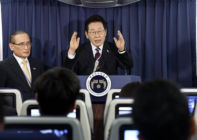 이재명 대통령이 24일(현지시간) 일본 도쿄 하네다공항 이륙 뒤 한미 정상회담을 위해 미국 워싱턴DC로 향하는 공군 1호기 기내에서 기자간담회를 하고 있다. 연합뉴스