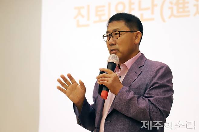 사교육걱정없는세상 최수일 수학교육혁신센터장은 25일 제주특별자치도교육청과 [제주의소리]가 함께 진행하는 '2025 학부모아카데미' 열한 번째 강연자로 나섰다. ⓒ제주의소리