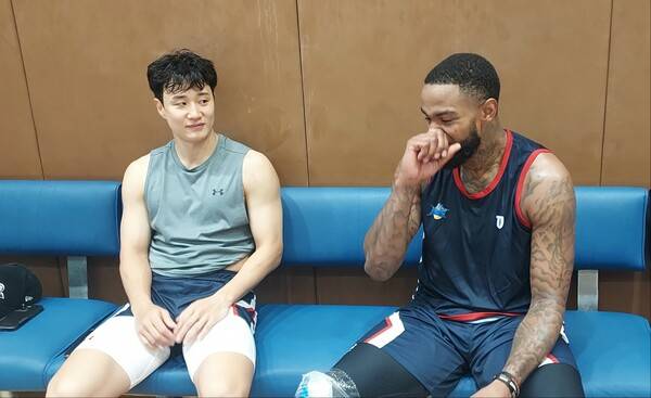 숀 롱과 얘기 중인 허웅. 팔과 허벅지 등 두꺼워진 체격이 눈에 띈다. 사진 | 스포츠춘추 이웅희기자