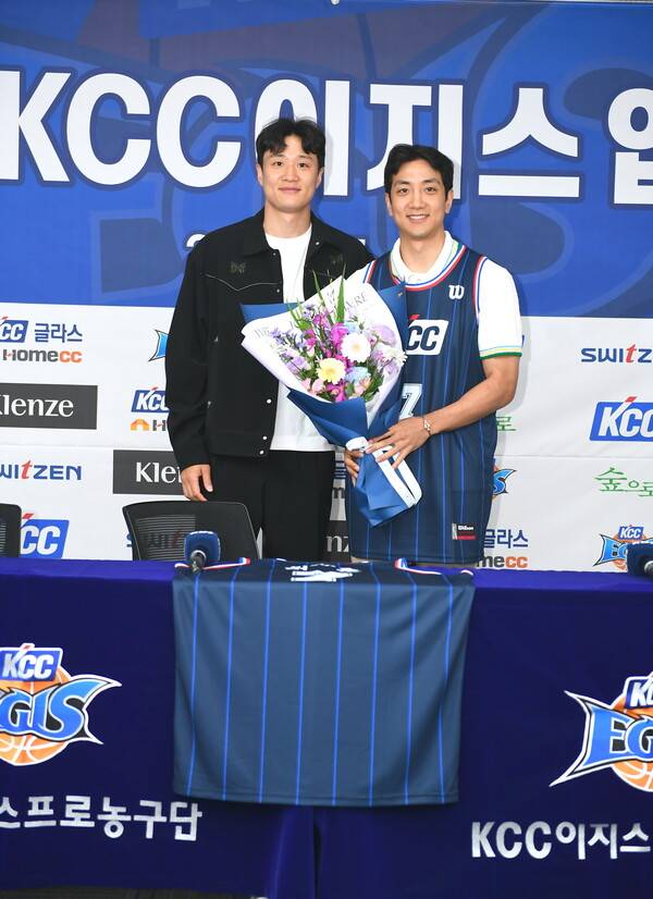 KCC에서 함께 뛰게 된 허웅과 허훈 형제. 사진 | KBL