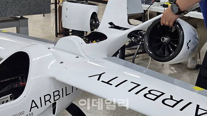 경기 성남시의 에어빌리티 시험장 사무실에서 에어빌리티 직원이 자사 소형 항공기 AB-U60을 점검하고 있다.(사진=김세연기자)