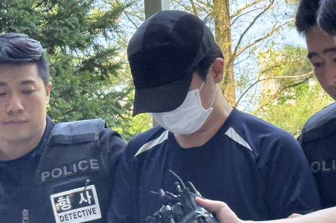 변사 현장에서 20돈짜리 금목걸이 훔친 혐의가 있는 인천경찰청 검시관 A씨가 24일 구속 전 피의자심문을 받기 위해 인천지법에 들어서고 있다. (사진 = 뉴스1 제공)