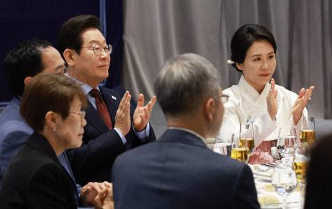이재명 대통령과 김혜경 여사가 24일(현지시간) 미국 워싱턴DC의 한 호텔에서 열린 동포 만찬 간담회에서 박수치고 있다. (사진=연합뉴스)