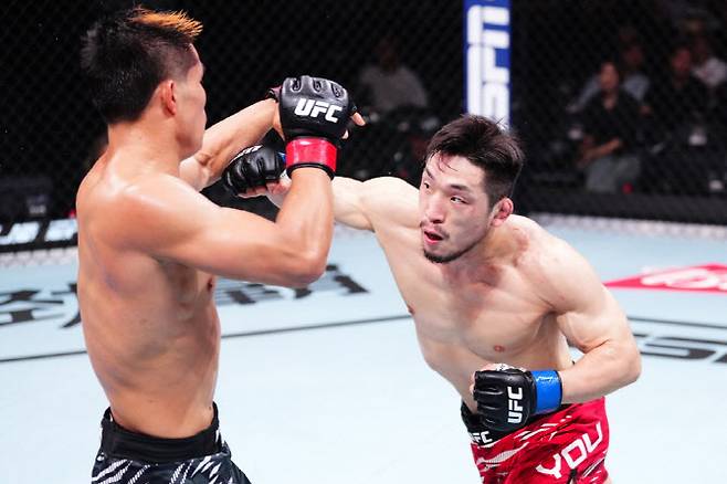 유수영(오른쪽)이 샤오롱에게 펀치를 적중시키고 있다. 사진=UFC