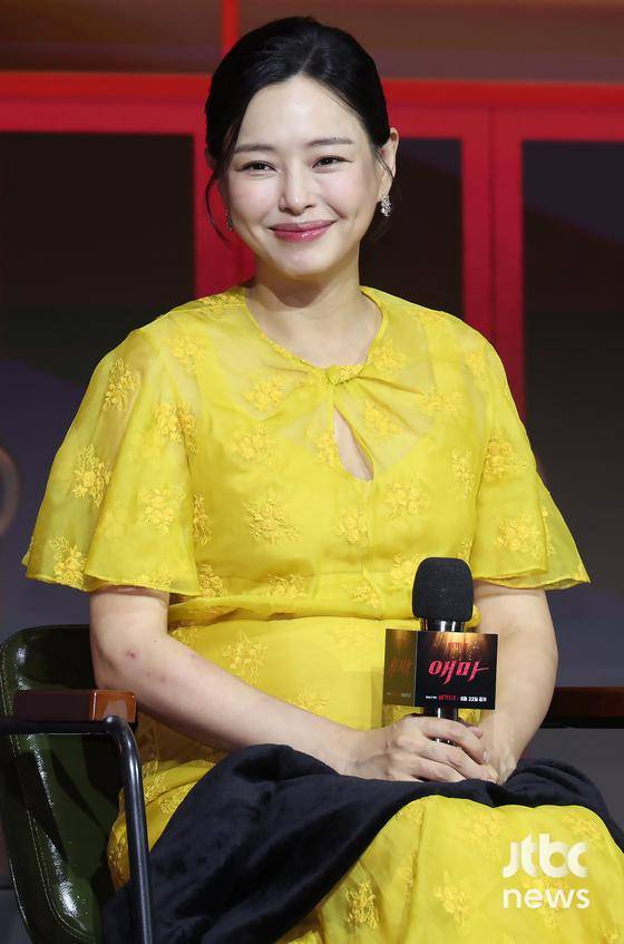18일 오전 서울 호텔 나루 엠갤러리에서 넷플릭스 시리즈 '애마' 제작발표회가 열린 가운데, 배우 이하늬가 만삭의 몸으로 참석해 작품에 대한 남다른 애정을 확인시켰다. 박세완 엔터뉴스팀 기자 park.sewan@jtbc.co.kr