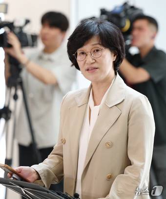 원민경 여성가족부 장관 후보자가 서울 서대문구 한국청소년활동진흥원에 마련된 인사청문 준비 사무실로 첫 출근하며 지명 소감을 밝히고 있다. 2025.8.18/뉴스1 ⓒ News1 오대일 기자